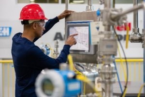 How to accelerate industrial performance with a digital thread of information