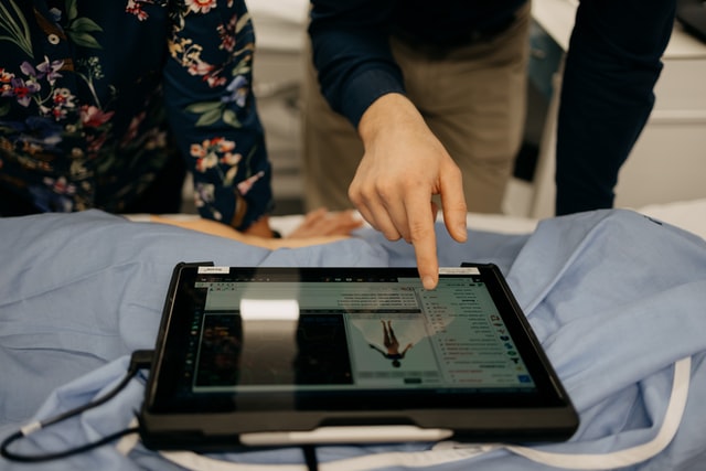 Students uses simulation software