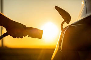 Electric cars as buffer storage for solar power: Infineon and Delta enable bidirectional charging at home