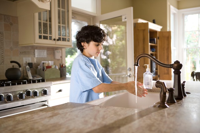 A boy fill the water
